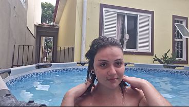 Candy Kush - Sua vizinha pelada se exibindo na piscina