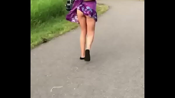 La Piccola Troia, Vickii Valencourt, È Bloccata Nei Boschi Dal Suo Ragazzo. Mostrando Il Suo Culo Sexy. Ho Bisogno Di Un Giro In Città, Mi Succhia E Mi Permette Di Piegarlo Su Un Albero. Guardami Finire Con Una Faccia Enorme Che La Sorprende