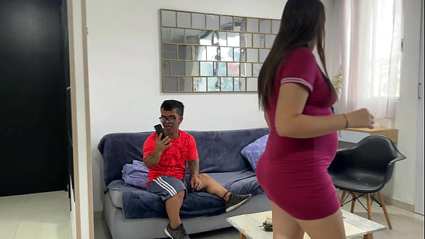 Download Video - Mi rica y culona hermanastra me escucha mientras hablo con mi amigo en llamada y se pone cachonda y termino meti&eacute;ndole mi enorme verga&period;