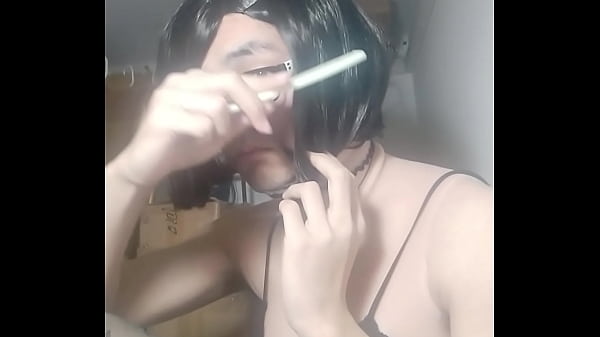 Pseudo-Fille Être Un Mouton Buvant Une Éjaculation De Masturbation Nuageuse