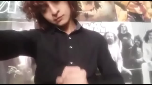 Bello punketo se masturba