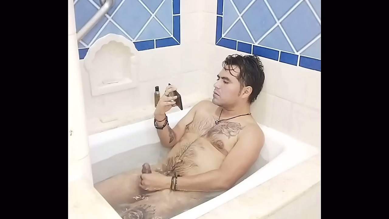 Chico despu&eacute_s de la playa se jala la verga hasta venirse en la tina