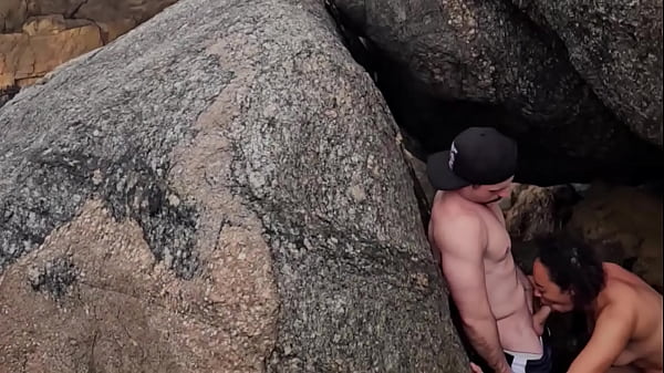 Download Video - SAYMON FITNESS experimentou a buceta delicia da Brenda Floripa nas rochas