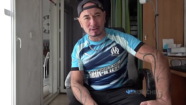 un jeune mec de 20 ans baise le cul de son pote gay et lui jouit dans le cul par surprise