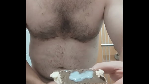 VID 424 Ma masturbez si imi beau pisatul si imi...