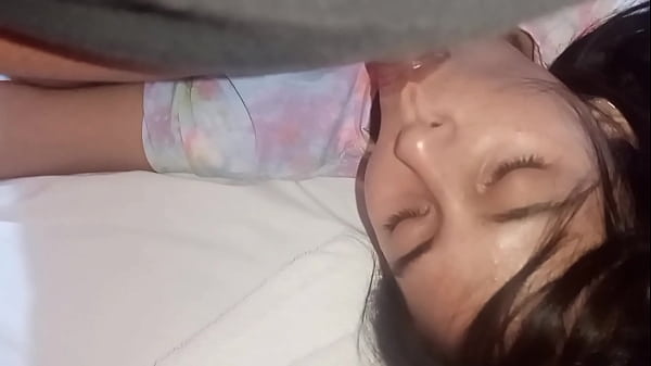 Download Video - Pens&eacute; que estaba teniendo un sue&ntilde;o h&uacute;medo&comma; pero me di con la sorpresa que realmente me estaban follandome&comma; no pares por favor me gusta tu cabecita rosada