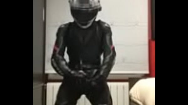 В шлеме дрочка