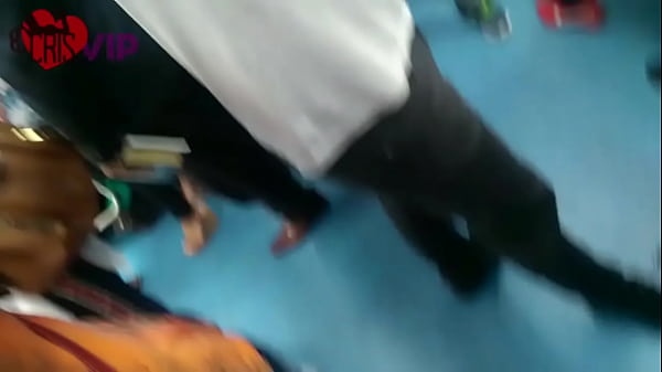 Cristina Almeida's husband filming his wife showing off on the Cptm train and Rondão