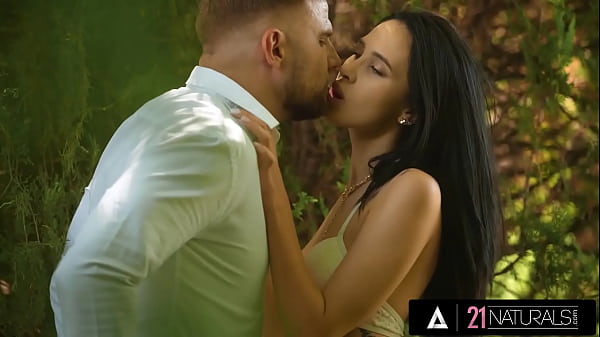 21 NATURALS - Mystic Beauty Alyssa Bounty Wants To Get Fucked In The Ass By A Big Dick