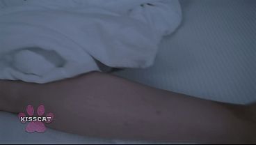 ベッドシェアが行き過ぎた!義理の弟が夜中に忍び込んできて、私の顔に射精した - MrCat