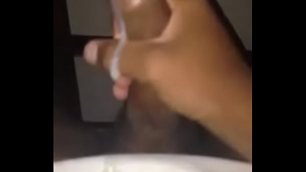 Novinho goza pensando na morena