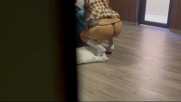 性欲旺盛なラテン系の女子がオモチャで尻を自慰する一方、彼女の変態義父は狂ったように自慰行為をしている。