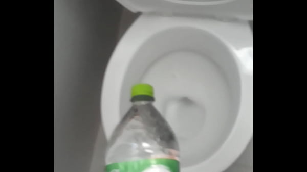 Garrafinha cheia de água punheta