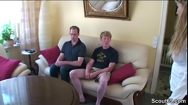 Download Video - Mutter fickt ueberredet zwei Freunde der Tochter zum Ficken