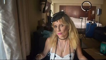 ホットな熟女ドーン・レイラ・ポルカドットの足フェチ