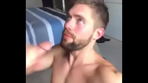 Download Video - Chupando e lavando gozada na boca
