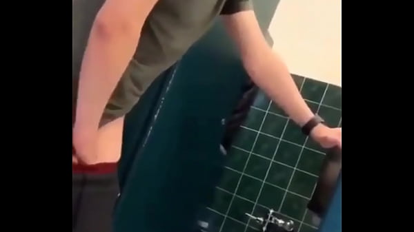 PEGA&Ccedil;&Atilde;O ENTRE MACHOS NO BANHEIRO DO METR&Ocirc; - 009