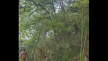 裸で山登りに行くんだ。誰にも会わないといいんだけど！