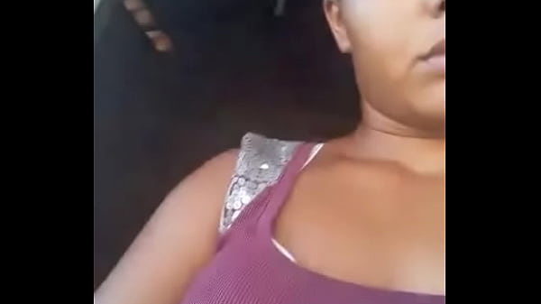 Garota colocando o dedo no umbigo