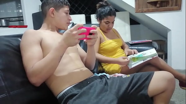 Download Video - estoy viendo una revista de sexo asi que me caliente y le pido a mi hermanastro que me folle