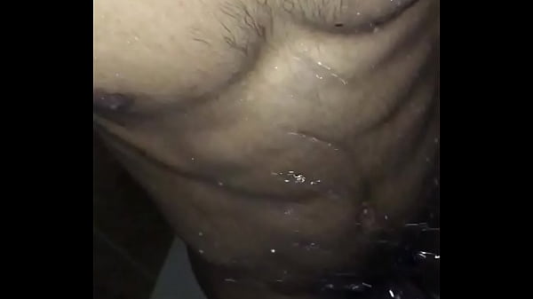 Tomando una dicha muy rica mientras juego. Necesito ayuda para bañarme...