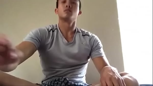 Anh dep trai 2 - His name please ?