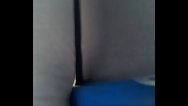 女孩用棍子摩擦她的阴部