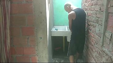 Download Video - Vecino me ayuda a reparar la tuber&iacute;a y me termin&oacute; dando una rica follada