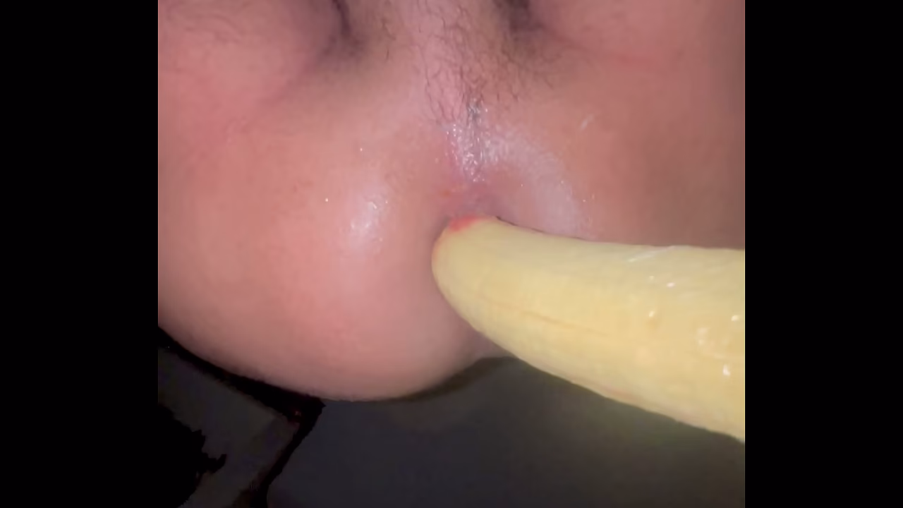 Haciendo travesuras dilatando su ano lleno de placer