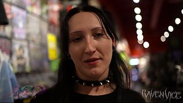 ゴス系白人女性が金のためにピエロとセックスする