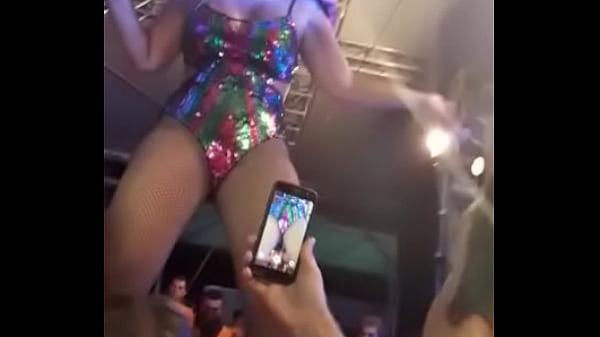 Download Video - Valesca Popozuda mostra a buceta em show