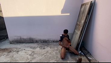 細身の男が大きなチンポを路上で自慰している