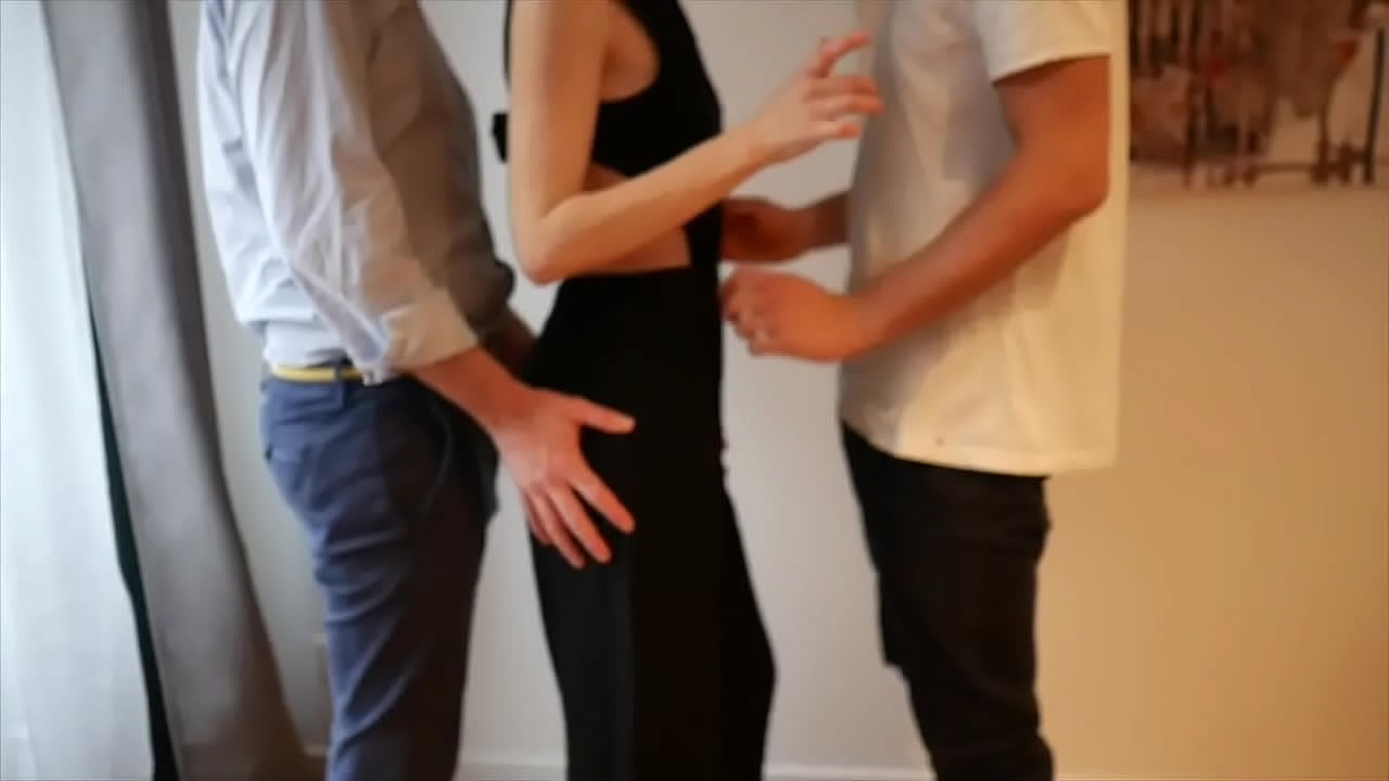 Magrinha safada fudendo com dois machos