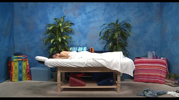 Hot babe plays with weenie