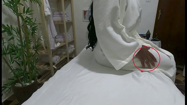 Download Video - FLAGRANTE - Pretinha gostosa personal da academia foi filmada PELADINHA chupando o terapeuta -  Massagem tantrica