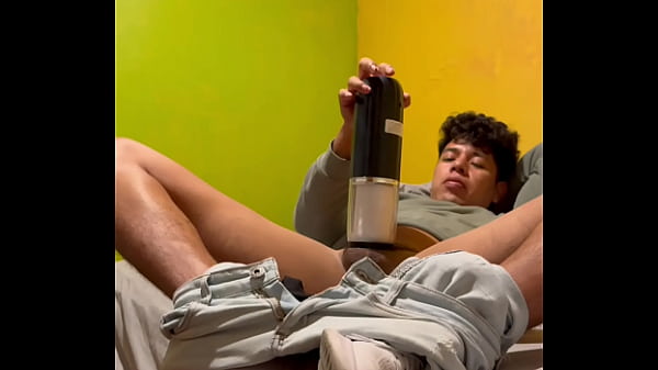 Mi pene necesitaba sacar leche as&iacute; que tome un ...