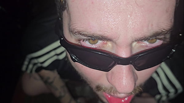 TATUADO ENTROU NO DARK ROOM PARA FODER E LEVOU ...