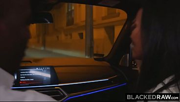 BLACKEDRAWAsiaは見知らぬ人から口を離せないBBC