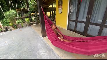 minha madrasta safada veio me chamar na rede pra fuder a bucetinha dela logo cedo com o sol nascendo e ela gozando