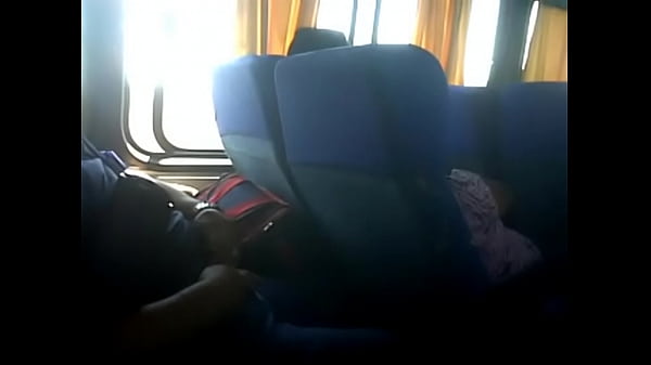 Download Video - mujer le manosea a tio bigoton en Bus&period;3GP