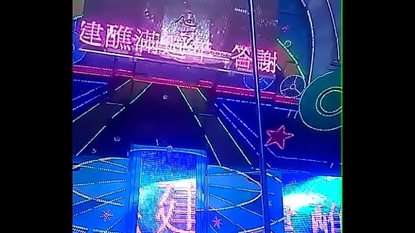 é‹¼ç®¡ç§€ï¼Œå…©é¡†å¤§å¥¶æŽ‰å‡ºä¾†