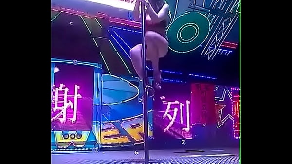 é‹¼ç®¡ç§€ï¼Œå…©é¡†å¤§å¥¶æŽ‰å‡ºä¾†