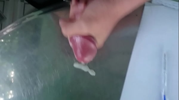 Sục cặc bắn tinh trên bàn