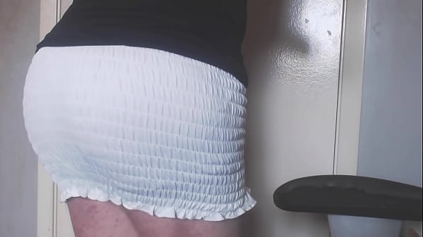 SkinnyFemboyOso Taking a Pee and Playing with h...