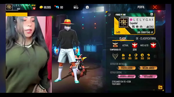 Peruana jugando con sus enormes tetas