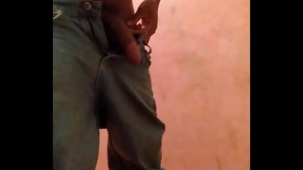 Vergon masturbandose a escondidas en el baño. C...