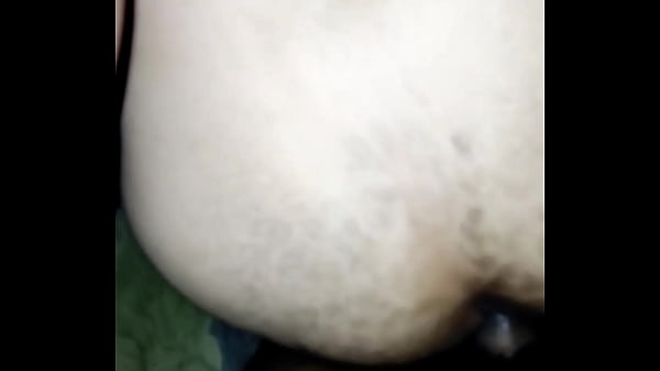 Meu vizinho, o mecânico tarado, fura minha bunda