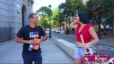 若い男を求めて路上で釣りをする熟女売春婦。FAKingsのセックス教師、サンドラV。