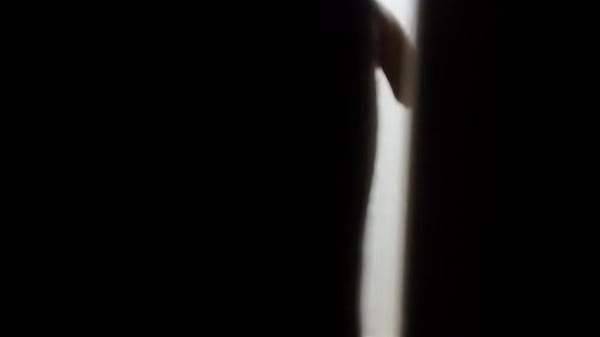 Espiando a mi primo en el baño