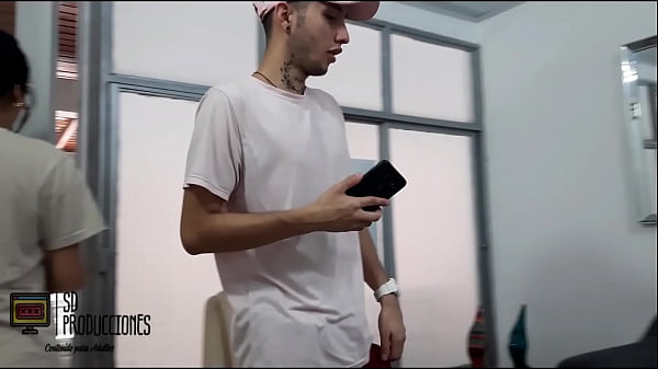 Download Video - Le invito un cafe a un desconocido y termina follandome